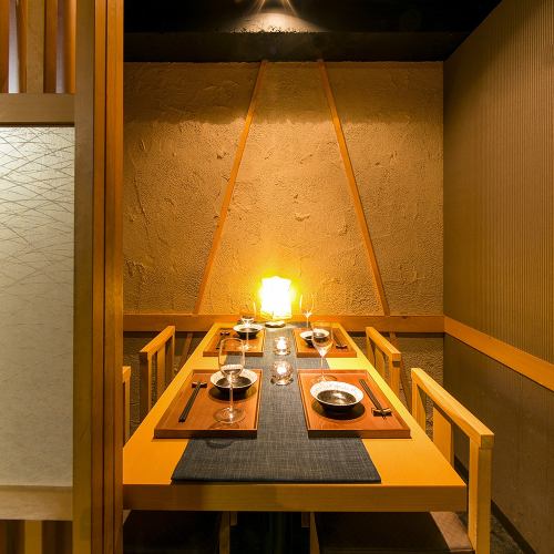 <p>2名様や4名様での利用にぴったりな個室も充実しており、ゆったり過ごしたいデートや友人同士の食事に最適です。扉付きの空間なので、会話に集中できる落ち着いた雰囲気が魅力。季節料理をつまみながら、ゆっくりと大人の時間を楽しめます。</p>