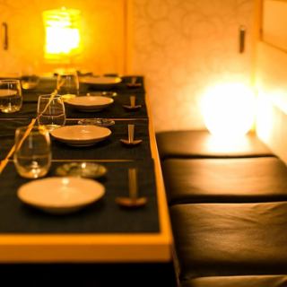 店内には大小さまざまな個室があり、歓送迎会や季節の宴会まで幅広く利用できます。和の落ち着いた雰囲気で会話がしやすく、名物料理を中心としたコース料理も充実。ドリンクも豊富で、自然と盛り上がる宴席に。進行もしやすく、使い勝手の良さが多くのお客様に好評の宴会空間です。