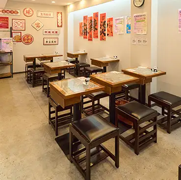 店内には2名席が9卓と、1名用カウンター席が2席あり、少人数での利用に最適です。お一人様でも気軽に立ち寄れるカウンター席は、仕事帰りや買い物の合間にぴったり♪落ち着いた雰囲気の中で、スパイス料理をゆっくり楽しめます◎少しの時間でも使いやすい席構成です。待ち合わせや休憩にも便利。