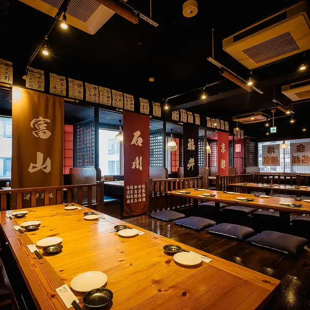 昼は魚屋、夜の営業は居酒屋へ様変わり！レトロを感じる懐かしい雰囲気。仕事帰りに気軽に入れる入口では、スタッフの活気ある掛け声がお出迎え！