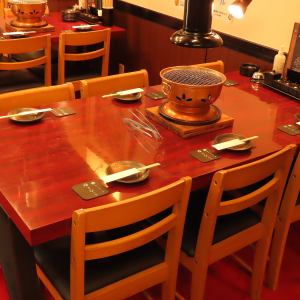 We have table seats that can seat up to 6 people.Please come visit us with your family with children or for a girls' night out!