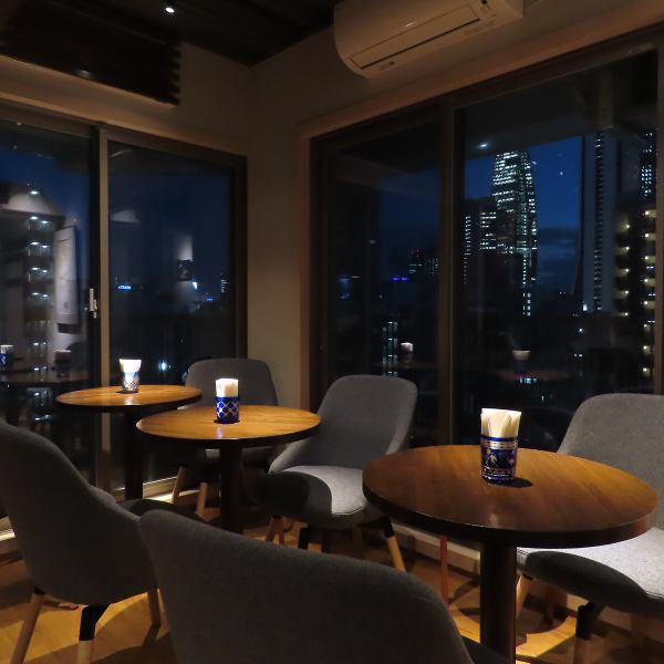 【夜景を一望できる店内】夜景を楽しめるのも9階という立地ならでは。西のシンボル「コクーンタワー」から東の「歌舞伎町タワー」まで、新宿の夜景を一望することが出来ます。気軽にフラッと立ち寄れる、行きつけにしたくなるお店です。