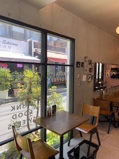 There are several tables for two in front of the order counter inside the store.This is a convenient seating area for small parties or dates.On days when the weather doesn't allow you to go out onto the terrace, you can relax at one of the tables inside the restaurant.