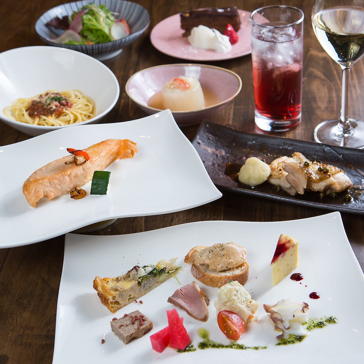 We offer a wide variety of colorful dishes and drinks ♪ Relax in a wood-based space!