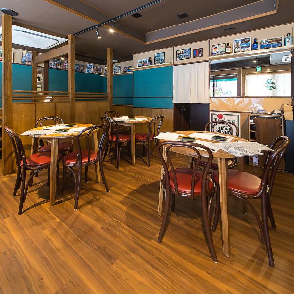 [Homey atmosphere♪] The interior has a bright bar-like atmosphere.You can choose seats to suit the occasion, such as round tables, table seats, or counter seats.We also offer services tailored to birthdays and anniversaries, so it's perfect for a date or a meal with friends!