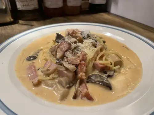 Mushroom and bacon cream pasta