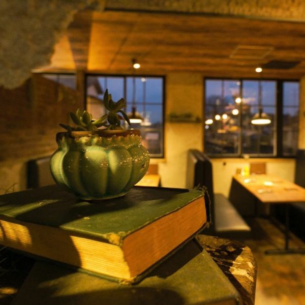 店内は、ニューヨークのブルックリンをイメージした、クールでアンティークな雰囲気です。緑も多く、無機質な感じはないので、長い時間いてもしっとり落ち着く時間を過ごすことができます。