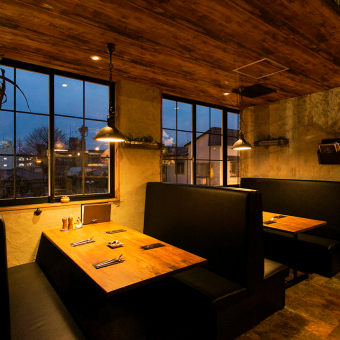 느긋하게 6명 테이블은, 4명이라도 이용할 수 있습니다.하이백 앤티크 시트는 미국의 브루클린을 의식한 클래식하고 멋진 디자인입니다.