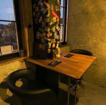 이쪽은, 2명석의 테이블석입니다.이 객실에서는 애완동물 동반으로 즐길 수 있습니다.주위를 신경쓰지 않고, 밖의 세계로부터 분리된 것 같은 공간은, 데이트에 딱입니다.