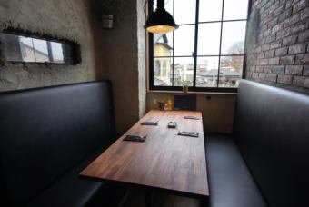 이곳은 6명석의 개인실입니다.이 객실에서는 애완동물 동반으로 즐길 수 있습니다.주위를 신경쓰지 않고, 밖의 세계로부터 분리된 것 같은 공간은, 사적인 모임에 딱입니다.4명이 이용하실 수 있습니다.