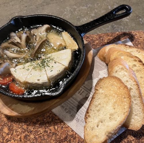 カマンベールとキノコのアヒージョ