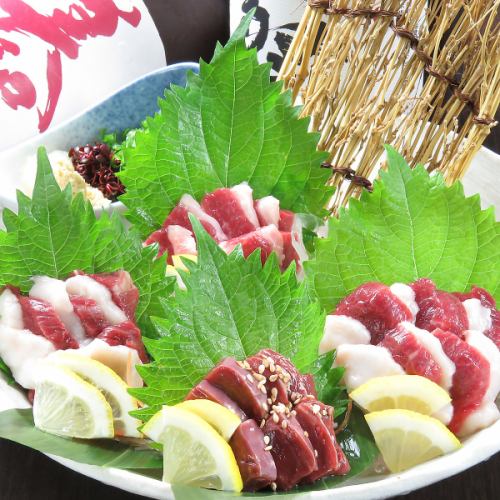 Various types of horsemeat sashimi