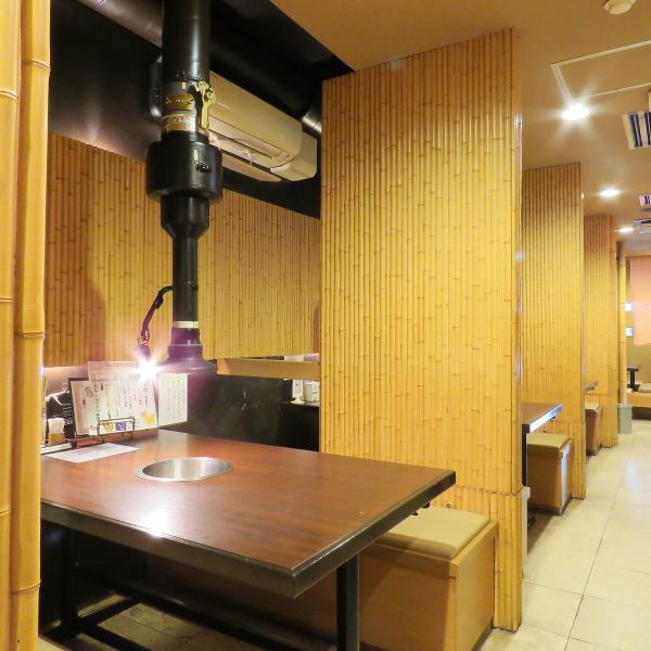 6名様向けテーブル×3ご用意しております。竹細工の仕切をしておりますので、半個室的になっておりますので、周りを気にせずに焼肉を楽しんでいただけます。個室のテーブル席や座敷もございますので、お気軽にご相談ください。