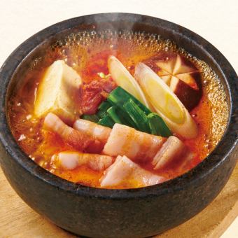 石焼き旨辛豚キムチ鍋