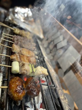 This is a restaurant where you can enjoy Amakusa oysters directly sourced by the owner and charcoal-grilled yakitori.