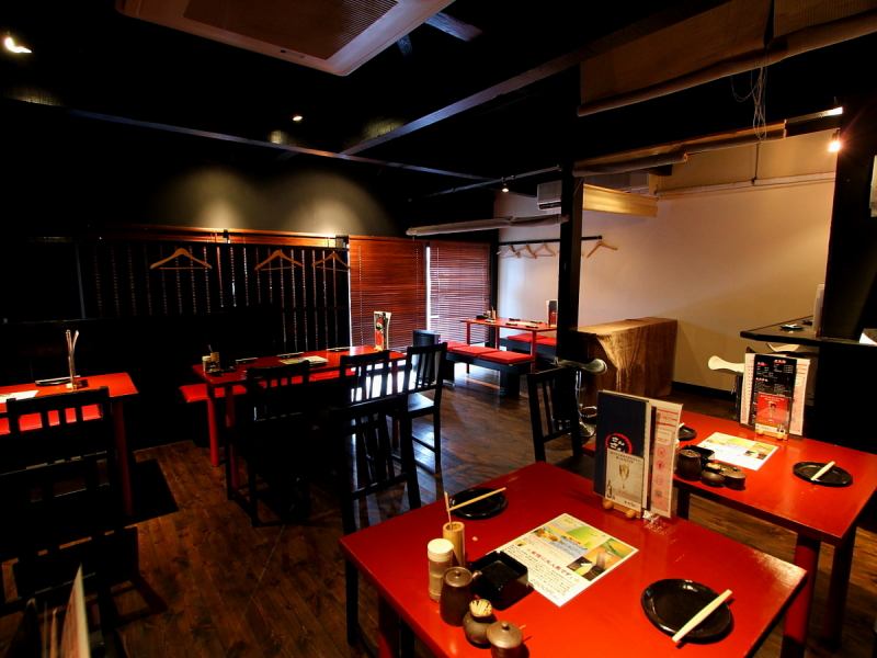 A 2-minute walk from Katsuta Station ☆ There are 3 types of seats, a table seat and a tatami room / digging seat, with an impressive red table.Various banquets such as New Year's party and welcome and farewell party are OK for up to 50 people!