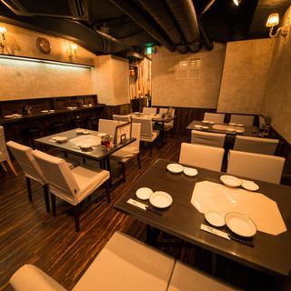 【忘年会/懇親会/打ち上げ/地域交流会などに！フロア貸切】テーブル席のフロア貸切は最大24名様までご利用いただけます。会食や、忘新年会、打ち上げなど各種ご宴会で、当店自慢の本格中華料理をご堪能ください。昼宴会も承っておりますのでお気軽にご相談ください。