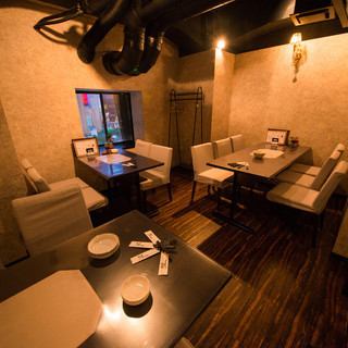 【ご会食/ご接待などご家族のお集まりに！個室席】間接照明がやわらかく優しい雰囲気の個室には、4名様掛けのテーブル2卓、6名様掛けのテーブル1卓をご用意。人数に応じてテーブルの配置を変える事も可能で、最大18名様までご利用いただけます。