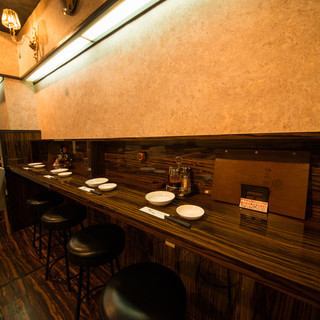 【お一人様でも大歓迎！カウンター席】気の知れた仲間とのサシ飲みや、仕事帰りにお一人でゆっくり飲みたい時などにおすすめのカウンター席！4名様までご着席いただけます。どうぞお気軽にお立ち寄りください。