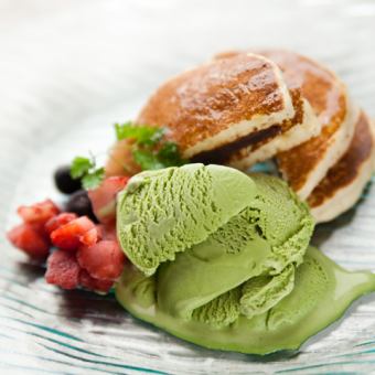 Dorayaki cake with green tea ice cream
