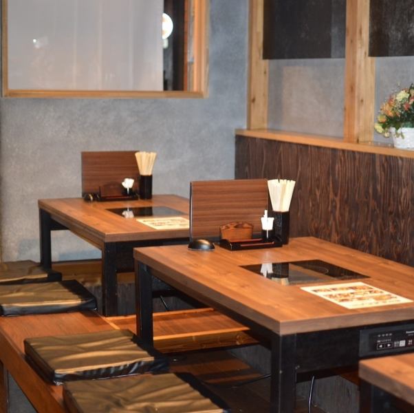 【2名様～少人数利用、最大34名様迄の貸し切り可能】2名様～ご利用いただける少人数スペースも多数！お越しの人数に合わせてお席をご用意させていただきます。高級感あふれるシックな店内は居心地も抜群。風情を感じさせる空間で貸切にも対応できますので、ご予約時にお申し付けください♪