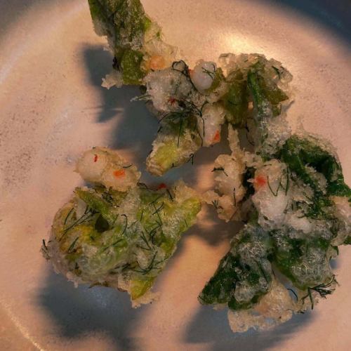 用虾和三种野菜（白屈菜芽、当归树和乌冬）以及莳萝制成的清爽口味的贝涅饼。
春天般的野生蔬菜油炸饼可作为单点晚餐选择！

假期很快就要到了。
黄金周期间我们将照常营业。
请随意将其用于家庭聚会。我们仍有空位，请联系我们进行预订。
由于 6 号是每月第一个星期二，因此我们将于当天休息。

我们的母亲节课程每年都很受欢迎。
Merci Mama 课程将于 5 月 9 日（星期五）至 18 日（星期日）开课💐

如果你觉得不好意思的话，厨师会替你写一封感谢信给你妈妈哦~👨🏻‍🍳
当然，除了“谢谢妈妈”以外，说点别的话也是可以的。
更多详情即将公布🖌️

*•.•*•.•*•.•*•.•*•.•*•.•*•.•*•.•*•.•*•.•*•.•*

如需在线预订，请访问个人资料页面主页，
或点击这里⬇︎⬇︎⬇︎

https://resutaurant-olivier.owst.jp/

Restaurant Olivier
餐厅和咖啡厅

群马县高崎市福岛町726-7
027-388-0227
[营业时间]
11:30-14:30(14:00L.O)
18:30-22:00(21:00L.O)
[关闭]
每个星期三、每月第一个和第三个星期二

#restaurantolivier
#奥利维尔餐厅
#奥利维尔
#高崎法语
#高崎美食
#群马法语
#群马美食
#春季野菜
#单点
#黄金周开放
#母亲节课程