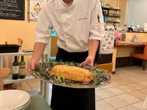 7周年特別コースには沢山のご予約、ご来店をいただき誠にありがとうございました🙇‍♂️

開業して7年、31歳だった私はすっかりアラフォーのおっさんになり、
ハイハイしていた長男は小学2年生になりました。

これまで応援してくださった皆様本当にありがとうございます🙇‍♂️今後もまだまだやりたい事もたくさんありますし、理想のお店に近づけるためにやらなくてはいけない事もたくさんあります。
更にご満足頂けるように努力してまいりますので今後とも宜しくお願いします！

狩野永次

以前にもお知らせしましたが、周年イベントの第2段、ワインペアリングコースを開催致します🍷
6/27.28、まだお席ございます。
おりとり様15000円（税込）
18:30一斉スタート

7周年の感謝の気持ちを込めて、美味しいと思うワインをポンポン開けてそれに合うお料理をお出しするとってもお得なコースとなっておりますので是非どうぞ🍾😊
ご予約お待ちしております！