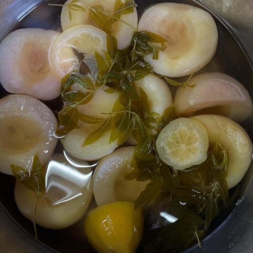 都丸农场今年的玉米又开始收割了🌽🌽🌽
@tomarufarm
在 Olivier，我们将它用于各种菜肴中，例如冷汤、鱼肉油炸饼以及意大利烩饭上。

🍑我们也开始销售桃子梅尔巴，这是一种夏季甜点，你会想独自一人享用它〜🍑
享受你的夏天吧 Olivier 🍽️🌻🌻🌻

三天周末19日至21日我们仍有空位，期待您的预订！

🌻8月份我们将照常营业！
我们预计盂兰盆节期间会很忙，所以我们建议您尽早预订🇫🇷

*•.•*•.•*•.•*•.•*•.•*•.•*•.•*•.•*•.•*•.•*•.•*

如需在线预订，请访问个人资料页面主页，
或点击这里⬇︎⬇︎⬇︎

https://resutaurant-olivier.owst.jp/

Restaurant Olivier
餐厅和咖啡厅

群马县高崎市福岛町726-7
027-388-0227
[营业时间]
11:30-14:30(14:00L.O)
18:30-22:00(21:00L.O)
[关闭]
每个星期三、每月第一个和第三个星期二

#restaurantolivier
#奥利维尔餐厅
#奥利维尔
#高崎法语
#高崎美食
#群马法语
#夏季法语
#另有特别课程
#感谢您的来访
