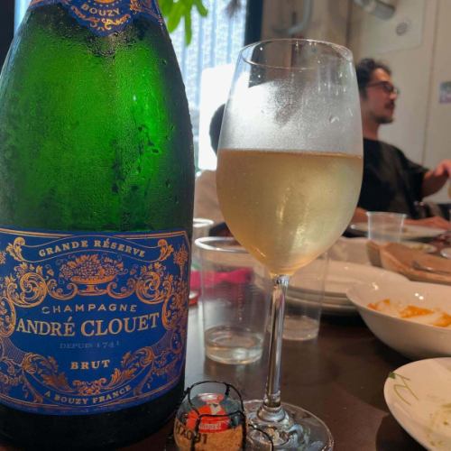 今週もご来店ありがとうございました🇫🇷

まだまだ暑い日が続きますが9月から少しずつ、秋を感じていただける秋フレンチご用意しています！食欲の秋スタートさせましょう🤩🐟

🦐メイン料理でブイヤベースを楽しんでいただける【ブイヤベースコース】がグレードアップ🦐
相性バッチリの南フランス産ロゼワインをグラスでセットになりました🍷お酒を飲まれない方にはノンアル白ワインをご提供します。
デザート、食後のお飲み物がついて以前よりご満足いただける内容となっております🌿
ご予約お待ちしております🇫🇷🇫🇷🇫🇷
※2日前までのご予約制です。
※コースは合わせていただきますようお願いしております。
🍾
🍾
🍾
先週東京ビストロ234にて南仏会🍷
南フランスの同じレストランで修行した５人のシェフが集結。
楽しい時間をありがとうございました😌
永次シェフのモチベーションかなり上がってます‥💪
9月もよろしくお願いします！

*•.•*•.•*•.•*•.•*•.•*•.•*•.•*•.•*•.•*•.•*•.•*

ネット予約はプロフィール覧のホームページ、
又はこちらからどうぞ⬇︎⬇︎⬇︎

https://resutaurant-olivier.owst.jp/

Restaurant Olivier
レストラン　オリヴィエ

群馬県高崎市福島町726-7
027-388-0227 
【営業時間】
11:30-14:30（14:00L.O） 
18:30-22:00（21:00L.O）
【定休日】
毎週水曜日、第1.第3火曜日

#restaurantolivier 
#レストランオリヴィエ 
#オリヴィエ 
#高崎フレンチ
#ブイヤベース
#ロゼワイン
#鴨ロースト
#9月営業日
#オリーブの実