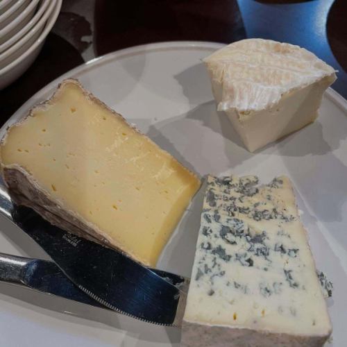 今週もご来店ありがとうございました🇫🇷

まだまだ暑い日が続きますが9月から少しずつ、秋を感じていただける秋フレンチご用意しています！食欲の秋スタートさせましょう🤩🐟

🦐メイン料理でブイヤベースを楽しんでいただける【ブイヤベースコース】がグレードアップ🦐
相性バッチリの南フランス産ロゼワインをグラスでセットになりました🍷お酒を飲まれない方にはノンアル白ワインをご提供します。
デザート、食後のお飲み物がついて以前よりご満足いただける内容となっております🌿
ご予約お待ちしております🇫🇷🇫🇷🇫🇷
※2日前までのご予約制です。
※コースは合わせていただきますようお願いしております。
🍾
🍾
🍾
先週東京ビストロ234にて南仏会🍷
南フランスの同じレストランで修行した５人のシェフが集結。
楽しい時間をありがとうございました😌
永次シェフのモチベーションかなり上がってます‥💪
9月もよろしくお願いします！

*•.•*•.•*•.•*•.•*•.•*•.•*•.•*•.•*•.•*•.•*•.•*

ネット予約はプロフィール覧のホームページ、
又はこちらからどうぞ⬇︎⬇︎⬇︎

https://resutaurant-olivier.owst.jp/

Restaurant Olivier
レストラン　オリヴィエ

群馬県高崎市福島町726-7
027-388-0227 
【営業時間】
11:30-14:30（14:00L.O） 
18:30-22:00（21:00L.O）
【定休日】
毎週水曜日、第1.第3火曜日

#restaurantolivier 
#レストランオリヴィエ 
#オリヴィエ 
#高崎フレンチ
#ブイヤベース
#ロゼワイン
#鴨ロースト
#9月営業日
#オリーブの実
