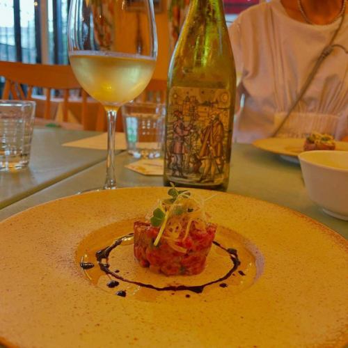 先週もたくさんのご来店ありがとうございました🇫🇷

永ちゃんシェフ30代最後の誕生日も静かに迎えました😂👨🏼‍🍳覚えてていただいていたお客様からのお祝いのお言葉やプレゼント、ありがとうございました🥹

シェフの妻の私が10年前京都にいた頃、大好きだったビストロのトロケさんで仲良くなった飲み仲間がオリヴィエに来てくださいました。西田シェフにもお世話になり、その頃に初めてフランスワインとお料理の面白さに出会えたような気がします🍷
職業も年齢も違うけどワインと美味しいものが好きで仲良くなってまた逢えたこと。オリヴィエではありえへん声のボリュームで関西弁トークしてしまった事。じーんと嬉しい気持ちで満たされた一日でした。少し騒がしくご迷惑をおかけしました。
遠くからほんまにありがとうございました❣️
また京都遊びに行きます！

🍷ワインを楽しむおつまみになるようなコース料理なども対応しますので、お気軽にご相談下さい🙂

19、20日は第三火曜のためお休みです。
シェフ東京出張🗼フランス時代の先輩シェフ達とランデブーです🗼
21日以降お席ガラガラです。
ご予約ご来店お待ちしております😊

*•.•*•.•*•.•*•.•*•.•*•.•*•.•*•.•*•.•*•.•*•.•*

ネット予約はプロフィール覧のホームページ、
又はこちらからどうぞ⬇︎⬇︎⬇︎

https://resutaurant-olivier.owst.jp/

Restaurant Olivier
レストラン　オリヴィエ

群馬県高崎市福島町726-7
027-388-0227 
【営業時間】
11:30-14:30（14:00L.O） 
18:30-22:00（21:00L.O）
【定休日】
毎週水曜日、第1.第3火曜日

#restaurantolivier 
#レストランオリヴィエ 
#オリヴィエ 
#高崎フレンチ 
#炙り赤城牛タルタル
#グランドメニューに仲間入り 
#ギンヒカリ
#鴨とイチヂク
#とうもろこしのリゾット
#息子夏休み3回目