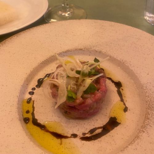 先週もたくさんのご来店ありがとうございました🇫🇷

永ちゃんシェフ30代最後の誕生日も静かに迎えました😂👨🏼‍🍳覚えてていただいていたお客様からのお祝いのお言葉やプレゼント、ありがとうございました🥹

シェフの妻の私が10年前京都にいた頃、大好きだったビストロのトロケさんで仲良くなった飲み仲間がオリヴィエに来てくださいました。西田シェフにもお世話になり、その頃に初めてフランスワインとお料理の面白さに出会えたような気がします🍷
職業も年齢も違うけどワインと美味しいものが好きで仲良くなってまた逢えたこと。オリヴィエではありえへん声のボリュームで関西弁トークしてしまった事。じーんと嬉しい気持ちで満たされた一日でした。少し騒がしくご迷惑をおかけしました。
遠くからほんまにありがとうございました❣️
また京都遊びに行きます！

🍷ワインを楽しむおつまみになるようなコース料理なども対応しますので、お気軽にご相談下さい🙂

19、20日は第三火曜のためお休みです。
シェフ東京出張🗼フランス時代の先輩シェフ達とランデブーです🗼
21日以降お席ガラガラです。
ご予約ご来店お待ちしております😊

*•.•*•.•*•.•*•.•*•.•*•.•*•.•*•.•*•.•*•.•*•.•*

ネット予約はプロフィール覧のホームページ、
又はこちらからどうぞ⬇︎⬇︎⬇︎

https://resutaurant-olivier.owst.jp/

Restaurant Olivier
レストラン　オリヴィエ

群馬県高崎市福島町726-7
027-388-0227 
【営業時間】
11:30-14:30（14:00L.O） 
18:30-22:00（21:00L.O）
【定休日】
毎週水曜日、第1.第3火曜日

#restaurantolivier 
#レストランオリヴィエ 
#オリヴィエ 
#高崎フレンチ 
#炙り赤城牛タルタル
#グランドメニューに仲間入り 
#ギンヒカリ
#鴨とイチヂク
#とうもろこしのリゾット
#息子夏休み3回目