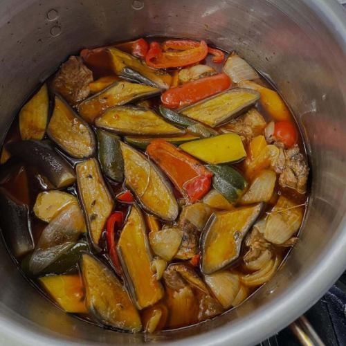 羊肉蒸粗麦粉午餐👨🏻‍🍳

厨师想吃它，所以就做了它。

用各种香料腌制羊肉，并与大量蔬菜一起炖煮至软烂的辛辣菜肴。
像汤咖喱一样享用它！
享受我们自制的哈里萨酱的风味！

13、14、15号午餐数量有限🙏
附送沙拉和汤，售价2000日元！
我们期待您的光临👨🏻‍🍳🇫🇷

#restaurantolivier
#奥利维尔餐厅
#奥利维尔
#高崎法语
#法国大厨的难忘美味
#蒸粗麦粉