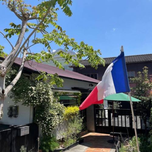 高崎高島屋にて大九州展が開催されます！
シェフが大変お世話になった先輩ご夫婦のお店、大分県湯布院のLa Verveine (ラヴェルヴェンヌ)さんのフランス菓子が今回初出店します！🥰
一つ一つ手作りの無添加焼き菓子✨
贈り物にも自分へのご褒美にも🎁
その他九州各地のグルメや特産品も並ぶそうなので、かなり楽しめそうです！
是非ご来場下さい😊

フランス料理店La Verveineのご夫婦は長く南仏で修行された経験があり、素晴らしい南仏料理を味わえるお店です。
湯布院へご旅行の際は是非おすすめしたいお店です🤩🇫🇷
@laverveine.2016.yufuin 

■3月11日（水）〜16日（月） 
■6階 特設会場 ※最終日は午後5時閉場

#大九州展
#高崎高島屋
#フランス焼き菓子