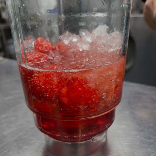 15日の夜はブイヤベースを含む全7皿のコース料理と
前橋Restaurant &Bar Full Houseの上田さんとコラボイベントでした！🍹
@restaurant_bar.fullhouse 
ほぼ満席。たくさんのお客様にご来店いただきありがとうございました✨

マルシェトマルさんの苺を使ったカクテルが大人気でした🍓🍓🍓 
@maruche_tomaru 
お声をかけていただいた上田さん、ありがとうございました😌

この日は暖かく、夜のテラス席も開放しました✨
ランチタイム、テラス席ご希望の際はスタッフにお声掛け下さい。
三連休空席ありますよ〜🍋
ご予約、ご来店お待ちしております😊

*•.•*•.•*•.•*•.•*•.•*•.•*•.•*•.•*•.•*•.•*•.•*

ネット予約はプロフィール覧のホームページ、
又はこちらからどうぞ⬇︎⬇︎⬇︎

https://resutaurant-olivier.owst.jp/

Restaurant Olivier
レストラン　オリヴィエ

群馬県高崎市福島町726-7
027-388-0227 
【営業時間】
11:30-14:30（14:00L.O） 
18:30-22:00（21:00L.O）
【定休日】
毎週水曜日、第1.第3火曜日

#restaurantolivier 
#レストランオリヴィエ 
#オリヴィエ 
#コラボイベント
#ありがとうございました