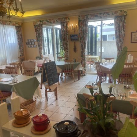 大小様々なお食事会にも最適。2人用テーブルをつなぎ合わせることで4人以上のお食事利用にも。