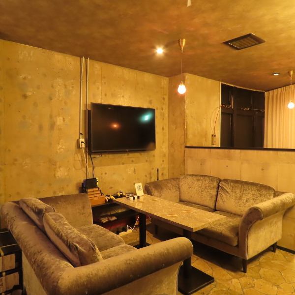 落ち着いた照明と心地よい音楽が流れる店内で、ゆっくりと自分たちの時間を過ごせます。19時まではカフェとしての利用も可能で、お一人様で静かに寛ぐもよし、仲間内でゲームを楽しみながら盛り上がるもよし◎多様なシーンに寄り添う、都会の喧騒を忘れるような隠れ家的リラックス空間が広がっています。