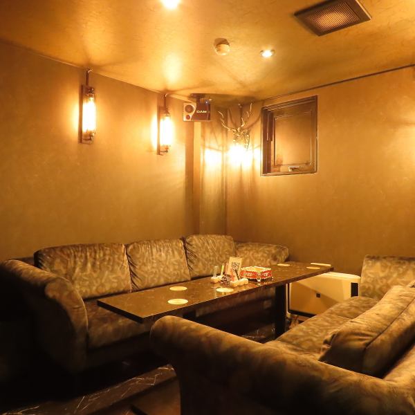 最大8名様まで収容可能な個室を完備しております。お一人様1時間4000円(税込)のチャージ料金で、ソフトドリンク飲み放題に加え、カラオケやテレビゲームもやり放題！さらにおつまみもフリーで楽しめる贅沢な仕様です◎周囲を気にせず、プライベート感たっぷりの空間で最高の宴会シーンを演出いたします。