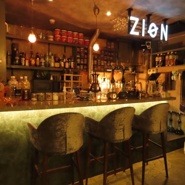 お一人様からでも気兼ねなく立ち寄れるカウンター席は、仕事帰りのリフレッシュや自分へのご褒美に最適。スタッフとの会話を楽しんだり、静かにシーシャの香りに癒やされたりと、大人な過ごし方が叶います。もちろんデートでの利用もおすすめ◎落ち着いた雰囲気の中、二人の距離が自然と縮まるひとときを。