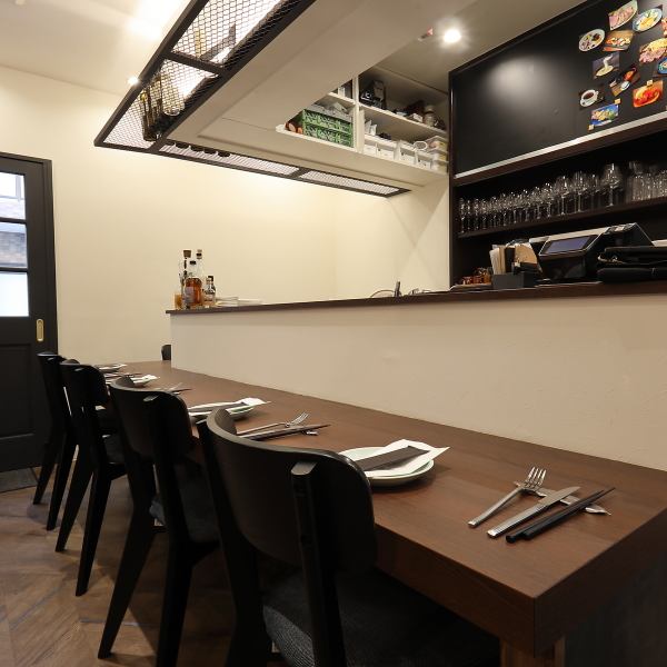 まるで特別なカフェにいるかのような落ち着いた空間が広がります♪レンガ調の壁やシックな黒い家具、そして印象的なワインレッドのカーテンが、訪れる人々を魅了します。さらに、ワインセラーがあることで、ワインへのこだわりも感じられるでしょう♪ おしゃれな店内で、素敵な時間を過ごしてください。