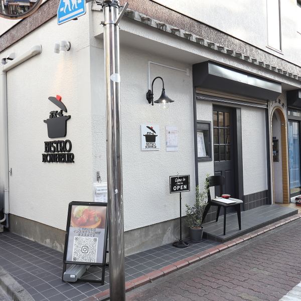 当店へのアクセスについては、東急池上線久が原駅出口(五反田方面のりば)より徒歩約2分/東急多摩川線鵜の木駅出口(蒲田方面のりば)より徒歩約12分となっております！お席に関しては、テーブル席４名様×２卓、カウンター席７席。各席タイプの中では、それぞれ結合可能となっております♪