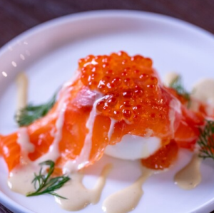 とろける富士山サーモンマリネとイクラのウフマヨ