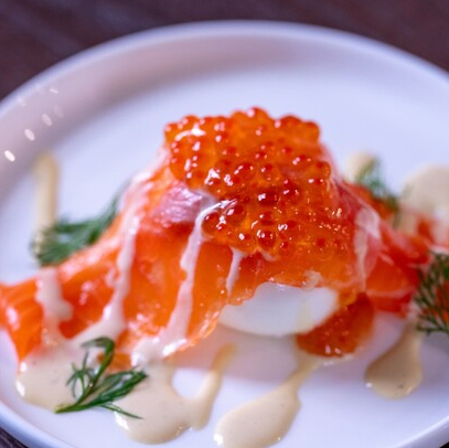 とろける富士山サーモンマリネとイクラのウフマヨ