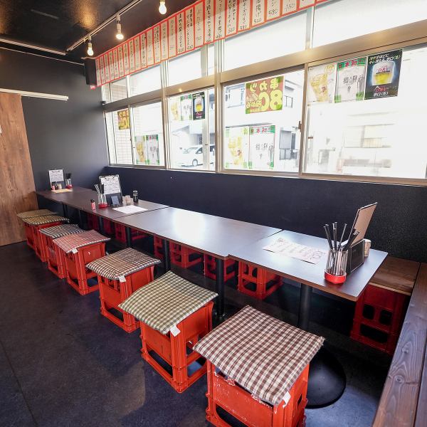 会社の忘年会や歓送迎会といった大人数でのご宴会はもちろん、気の合う仲間とのちょっとした飲み会にも最適な空間です！広々としたお席で賑やかに盛り上がるのも良し、友人とゆったりグラスを傾けるのも良し。お客様のその日の気分や目的に合わせて、自由なスタイルでご利用いただけます◎