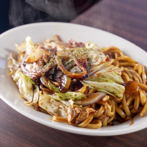 多くの人に愛された味と心意気！名物焼きそば鉄板料理◎