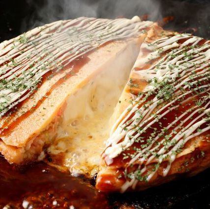 【圧倒的なチーズの存在感】お好み焼きの中央にカマンベールを丸ごと乗せた贅沢玉