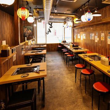 店内は見通しが良く、開放感のある広々としたレイアウトが特徴です。各テーブルには大きな鉄板が備え付けられており、ジュージューと焼ける音や香ばしい香りが店内に響き渡ります。友人や仲間と同じ目線で鉄板を囲み、料理を作り上げる楽しさを共有できるため、自然と会話も弾む賑やかで楽しいひとときを演出します。