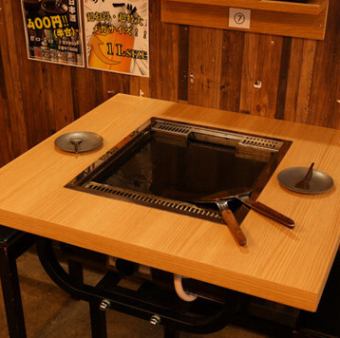 落ち着いた雰囲気のテーブル席は、デートでのご利用にもおすすめです。周囲を気にせず、落ち着いた雰囲気の中で大切な方と特別な時間をお過ごしください。上野でのショッピングや観光の帰りに、アツアツの美味しい鉄板焼きを楽しみながら素敵な夜をお過ごしください。