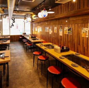 大人数での集まりには、店内の貸切利用がおすすめです。最大約80名様まで収容可能な空間で、飲み放題と共に賑やかな宴会を開催いただけます◎一体感のあるフロア設計なので、主役がいるパーティーや打ち上げにも最適。充実のドリンクと自慢の鉄板料理で、思い出に残るひとときをお過ごしください。