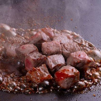 【鉄板で焼き上げる至福の肉汁】厳選された牛肉を贅沢に味わうサイコロ牛ステーキ